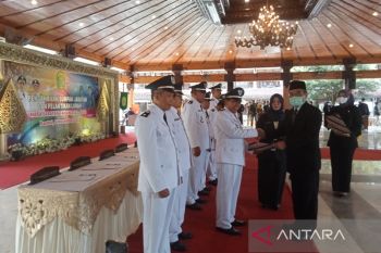 Bupati Bantul mengajak 21 lurah terpilih rangkul semua elemen masyarakat