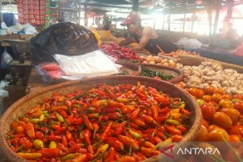 Pedagang mendapat subsidi harga dalam Gerakan Pangan Murah di Cianjur
