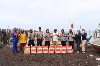 Anggota Polres Dumai menembus seberangi laut kirim bantuan