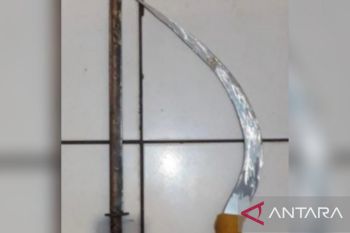 Polisi tangkap tiga remaja bercelurit dan samurai