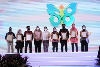 Kemenkes memberi penghargaan pihak yang berkontribusi dalam kesehatan RI