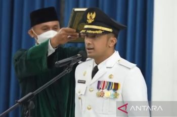 Hengky Kurniawan dilantik sebagai bupati