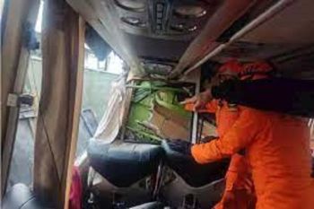 Basarnas evakuasi seorang korban terjepit bak truk usai kecelakaan lalu lintas