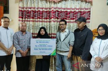 Meninggal mendadak ditempat kerja, pemetik teh terima santunan BPJAMSOSTEK