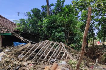 Diterjang banjir, puluhan rumah warga ambruk
