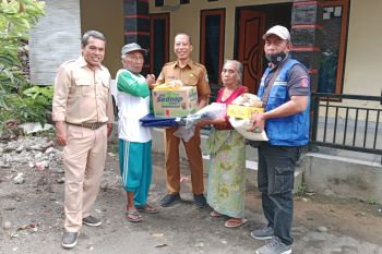 Dinsos Mataram menyerahkan bantuan bagi korban longsor