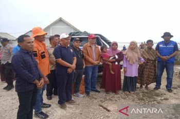 Pemda Buton bantu warga rumahnya roboh ke laut diterjang angin kencang