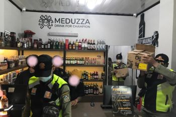 Satpol PP Sleman sita ratusan botol minuman beralkohol dari tiga toko