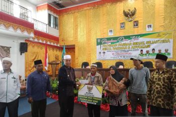 Pemkab Pasbar salurkan Rp1, 4 miliar dana zakat kepada 226 mustahik