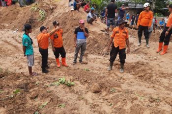 Tim gabungan Pemkab Agam lanjutkan pencarian korban tertimbun longsor