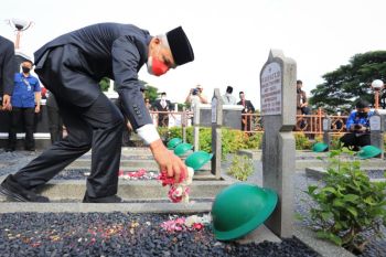Ganjar Pranowo menyampaikan penghargaan kepada pahlawan-pahlawan kemanusiaan