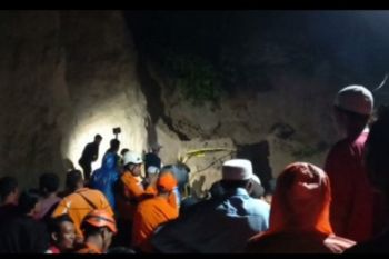 Tim Gabungan Agam masih mencari satu korban tertimbun longsor