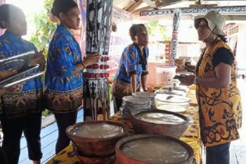 Panitia KMAN sajikan kuliner khas masyarakat sentani di Kampung Dondai