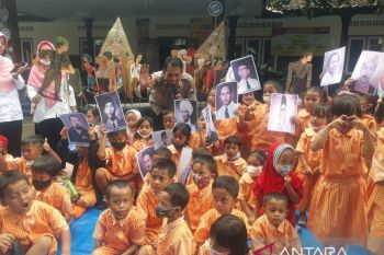 Ketika polisi mengenalkan sosok pahlawan dengan wayang