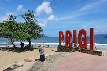 Jalur wisata rusak diterjang banjir