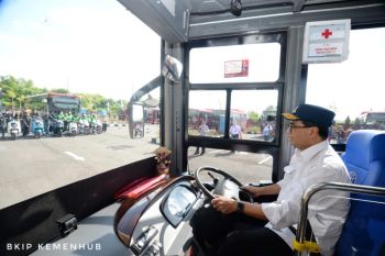 Minister reviews domestically-made electric buses for G20 Summit