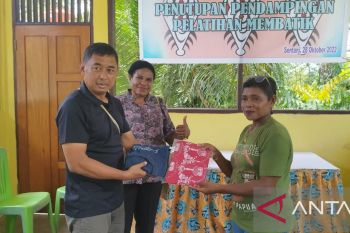 Kelompok pembatik pamerkan hasil produk pada Festival Danau Sentani