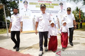 Tingkatkan kualitas pendidikan, Solok Selatan bagikan seragam gratis