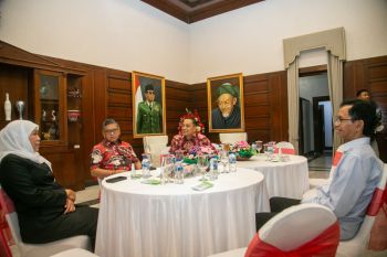 Sekjen PDIP-Gubernur Jatim bertemu tertutup