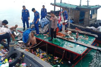 Polisi evakuasi kapal karam bermuatan sembako di Lingga