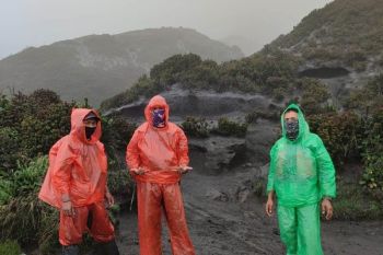 Jalur pendakian Gunung Kerinci tertutup abu vulkanik hingga 5 centimeter