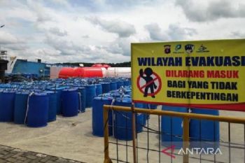 Tiga unit truk berhasil dievakuasi dari KM Satya Kencana yang karam