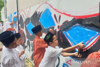 Sambut HUT, JNE gelar Mural Bersama 32 Anak Yatim di Semarang