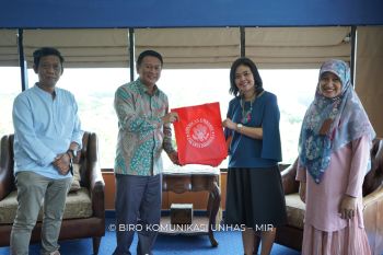 Unhas menyerahkan 47 buku karya dosen ke perpustakaan nasional Amerika