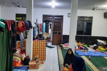 Ratusan warga mengungsi akibat banjir di Kabupaten Tangerang, Banten