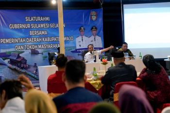 Gubernur Sulsel mendengarkan aspirasi kepala desa di Wajo