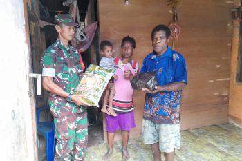 Babinsa Biak Kota beri bantuan sembako warga binaan kurang mampu