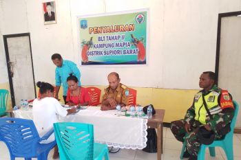 Babinsa lakukan pengawasan pembagian BLT tahap II di Kepulauan Mapia