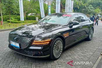 Menkominfo Johnny G Plate mengaku nyaman naik mobil listrik di gelaran KTT G20
