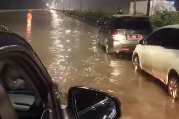 Banjir tol Jakarta-Merak di km 24 akibat luapan Sungai Sabi Tangerang