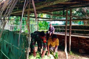 Babinsa Warsa bantu persiapkan tempat tradisi antar mas kawin