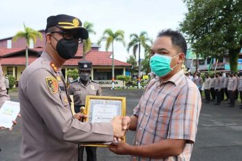 Kapolres berikan penghargaan karena selamatkan warga yang hendak bunuh diri