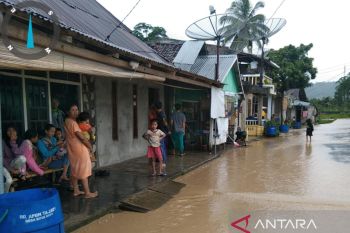 Puluhan korban banjir di OKU Selatan bertahan di tempat pengungsian