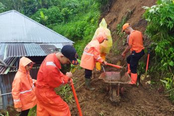 BPBD Agam turunkan personil bersihkan material longsor kenai rumah warga