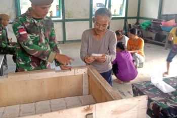 Satgas Pamtas RI-Malaysia latih warga Sungai Senunuk membuat tempe