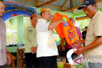 Pemkab Gorontalo serahkan bantuan mesin dan perahu nelayan di Batudaa