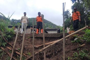 Jalan runtuh, 300 KK di Kabupaten Agam Sumatera Barat  terancam terisolir