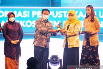 Gubernur Khofifah terima penghargaan Nugra Jasa Dharma Pustaloka