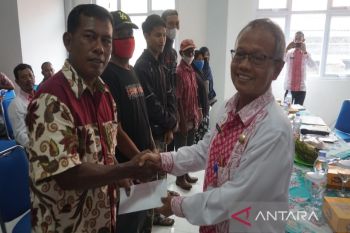 Ahli waris warga tidak mampu di Pekalongan terima bansos