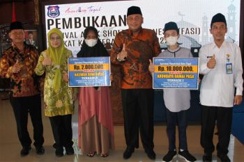 Dedy berikan penghargaan ke Arundaya dan Naswah
