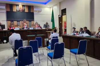 Dua saksi akui tiga kali terima titipan penerimaan mahasiwa baru terkait suap Rektor