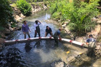 Komunitas di Bali pasang penjaring sampah dari sungai ke laut