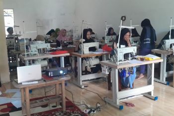 PLN beri bantuan Rp185 juta kepada kelompok penjahit di Soppeng Sulsel