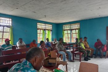 Babinsa Biak Timur hadiri musyawarah rencana pembangunan kampung