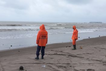 Dua kapal nelayan Agam terbawa arus saat bersandar di Pulau Tangah
