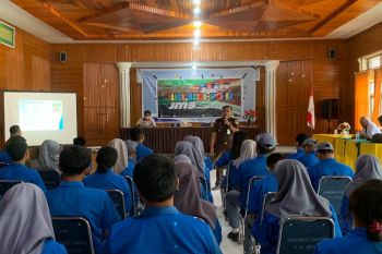 Kejati Sultra edukasi pelajar SMA di Kendari pentingnya taat hukum